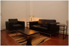 Sitzecke mit Lederfauteuils, Couchtisch und Teppich