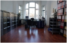 Empfangsbereich mit Bücherregal